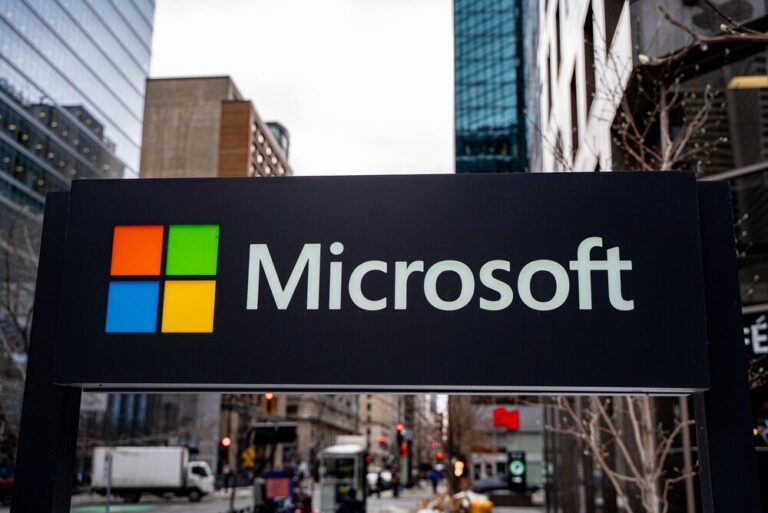 Logo Microsoft su sfondo bianco