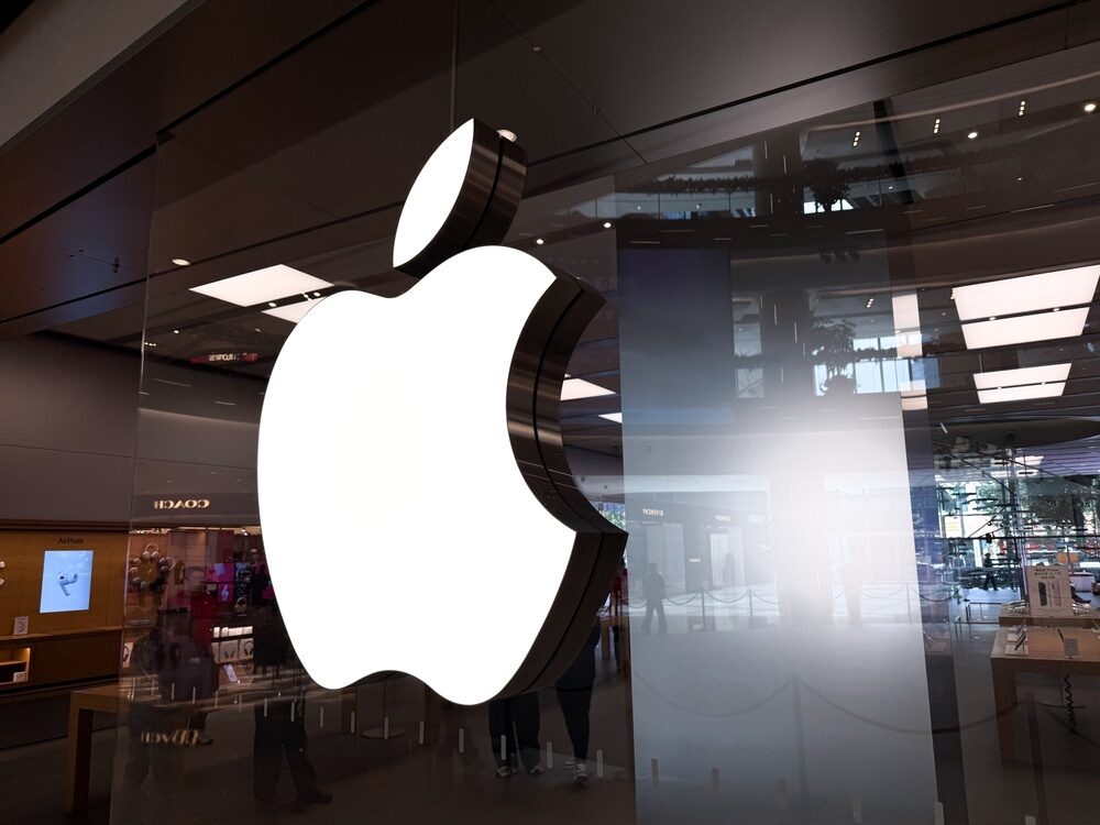 Logo di Apple e OpenAI