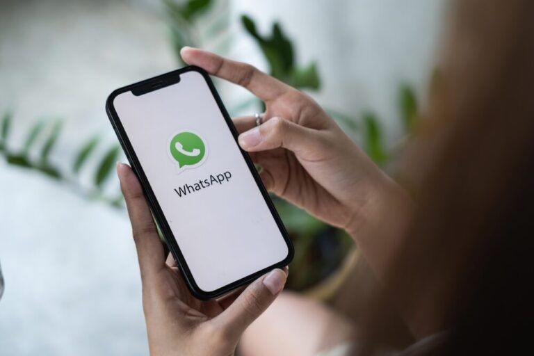 Interfaccia WhatsApp su iOS con la nuova scheda 'Tu'